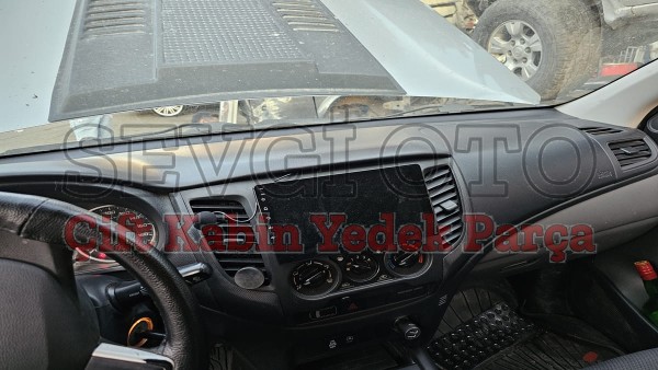 Mitsubishi L200 çıkma orta kalorifer ızgarası Mitsubishi L200 çıkma orta kalorifer ızgarası