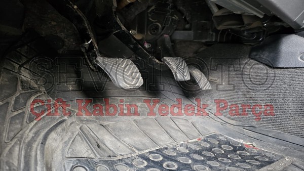 Mitsubishi L200 çıkma debriyaj fren gaz pedalı Mitsubishi L200 çıkma debriyaj fren gaz pedalı