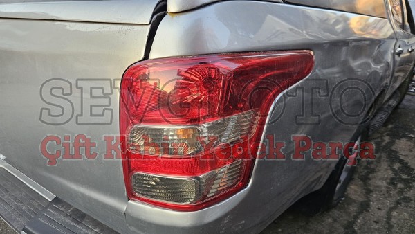 Mitsubishi L200 çıkma sağ arka stop camı