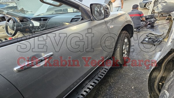 Mitsubishi L200 çıkma sağ ön kapı gri Mitsubishi L200 çıkma sağ ön kapı gri